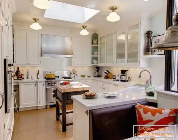 How to distinguish a dining area in the kitchen with decor and lights