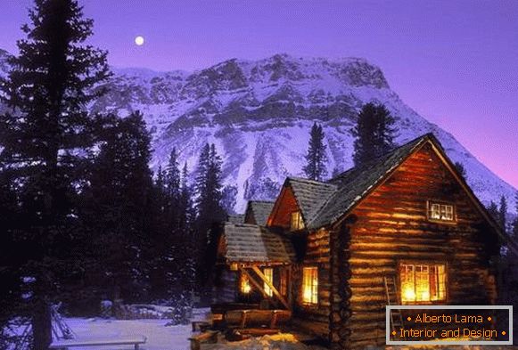 wooden-lodge-with-view-to-the-mountain