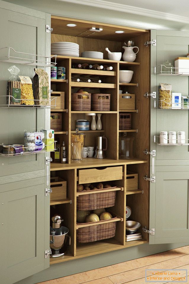 Spacious pantry in the kitchen