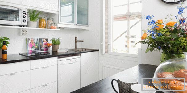 Kitchen in white with black accents