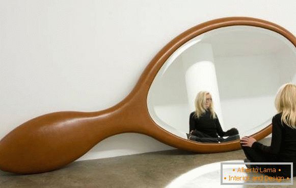 Mirror of unusual shape in the interior