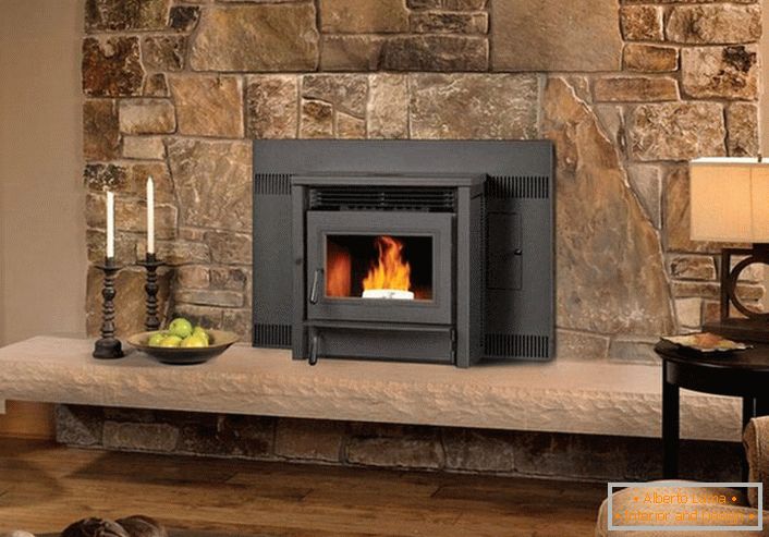 Cast-iron high-tech fireplace in the design of the portal of natural stone is a pleasant combination of opposites.