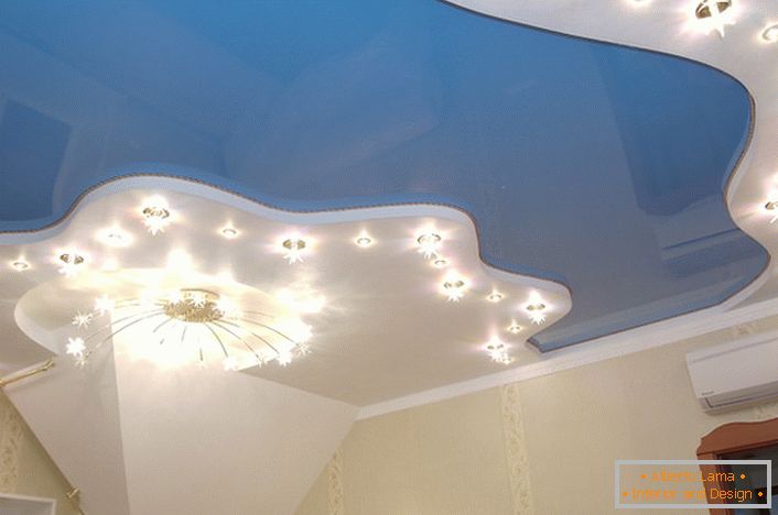 A classic combination of blue and white in the design of stretch ceilings.