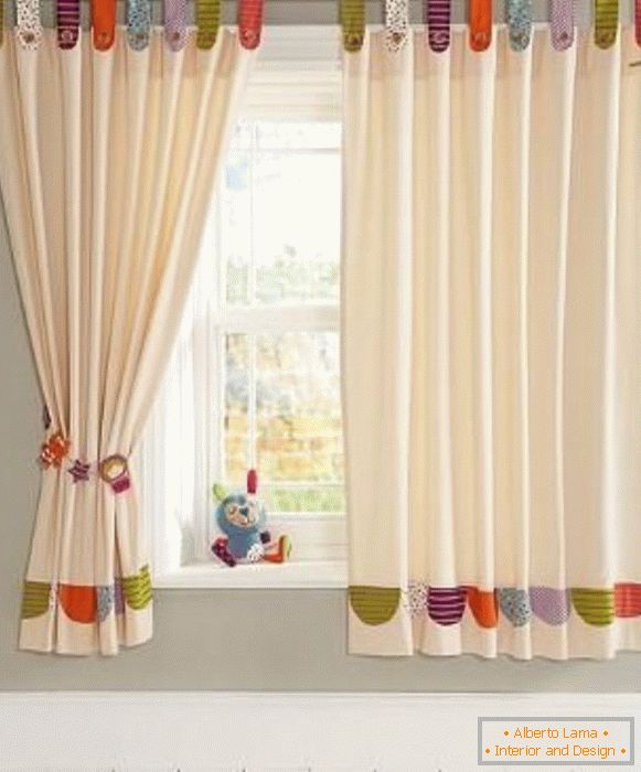 Curtains in a children's photo 4