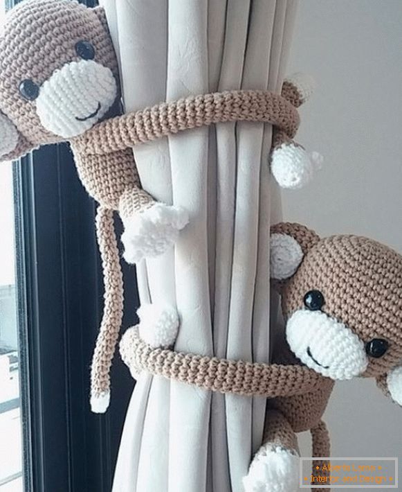 Holder for curtains in baby Monkeys