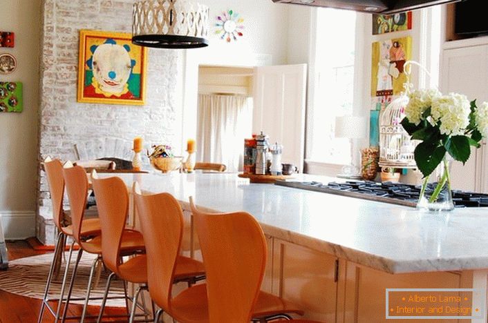 Cozy cuisine in the style of eclecticism. Accents of orange make the situation warm.
