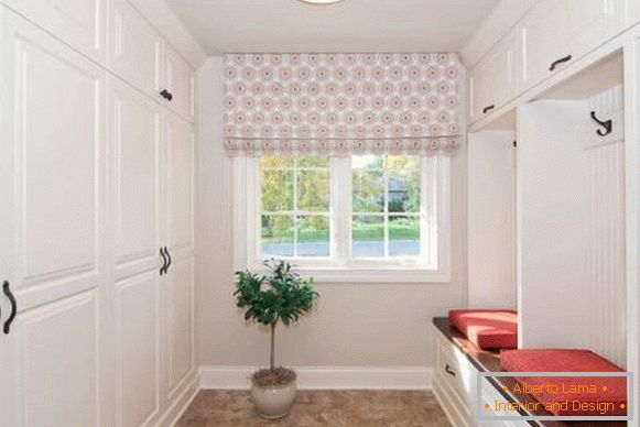 Built-in wardrobes in the hallway - photo with a banquet in the interior
