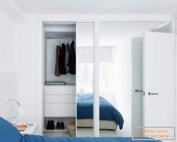 Built-in wardrobes in the compartment - white wardrobe in the bedroom