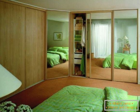 Corner built-in wardrobe in the bedroom with mirrored doors
