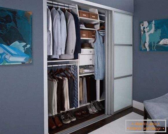 Built-in wardrobe compartment in the bedroom - filling the niche inside