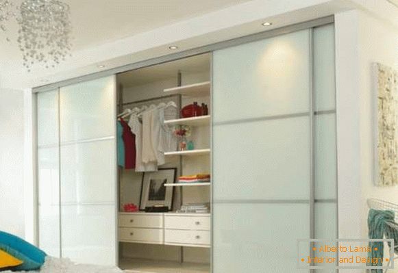 Order built-in wardrobe compartment in the niche of the room
