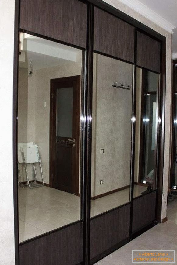 Built-in wardrobe with a mirror - photo