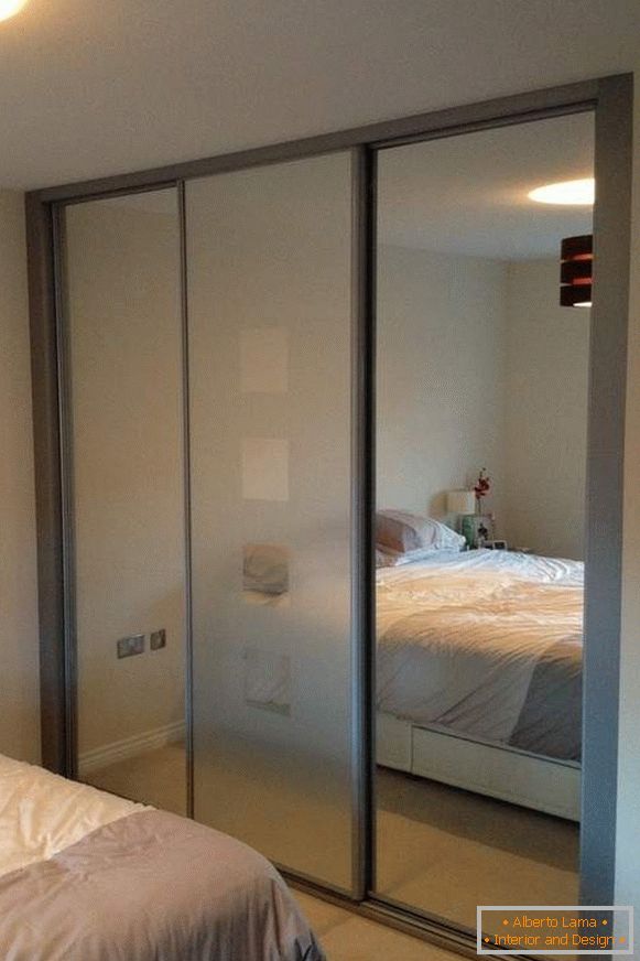 Choose a mirror built-in wardrobe in the bedroom