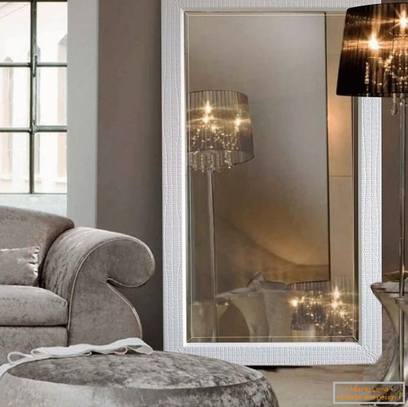 A mirror and a torch in a divan