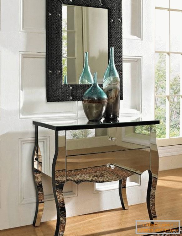 The combination of mirror furniture and black decor