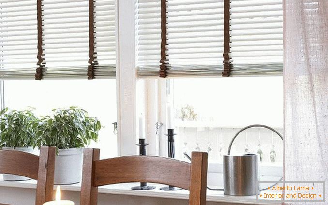 White horizontal blinds in the kitchenфото