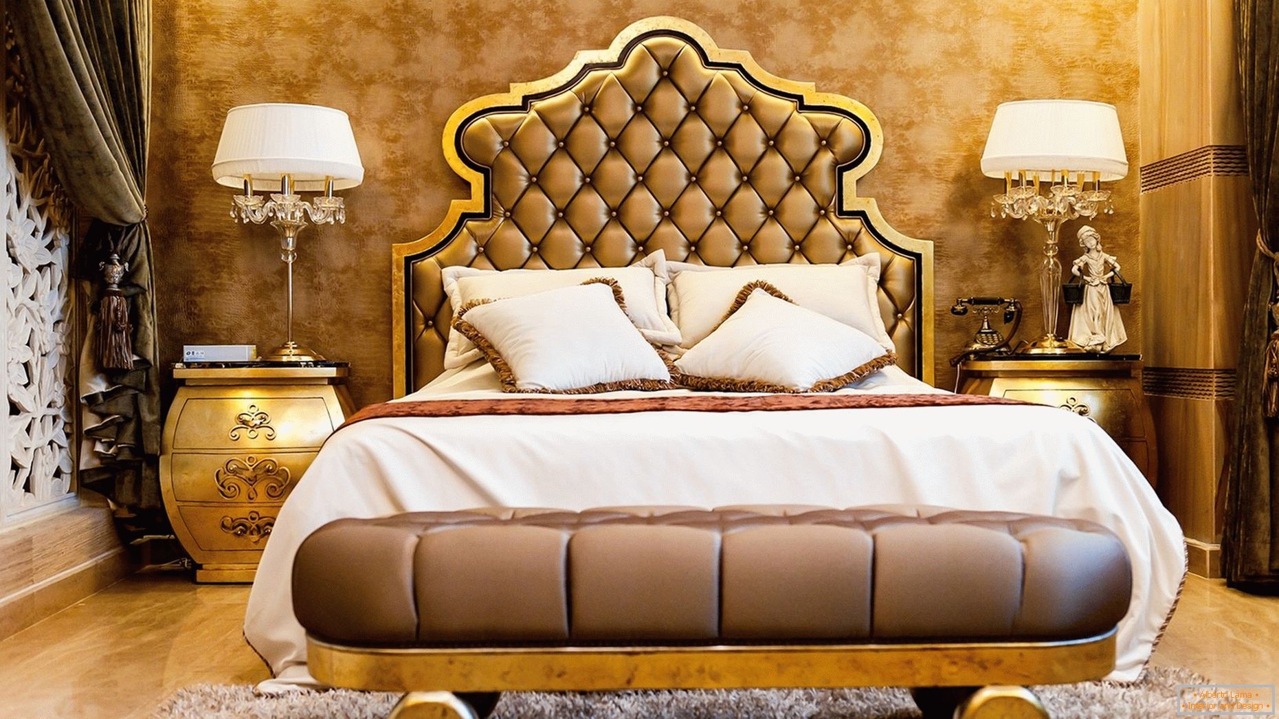 Gold wallpaper in the design of rooms