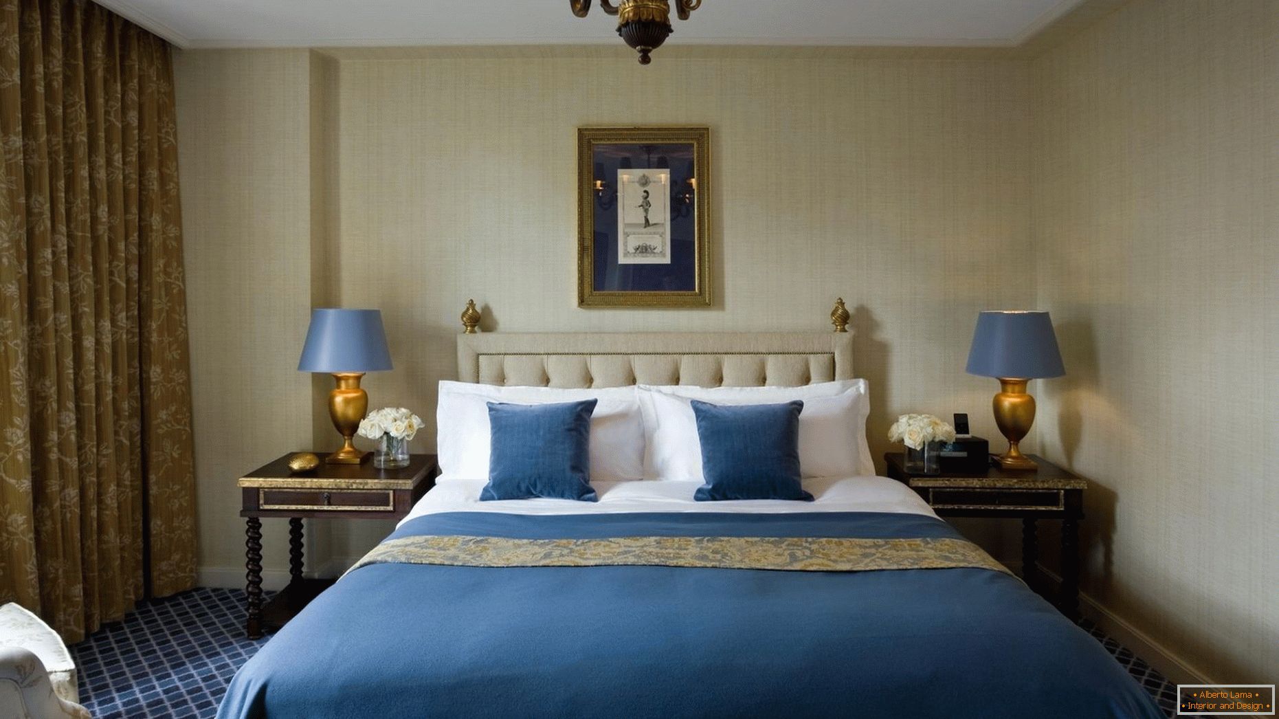 Blue and gold shades in the interior of the bedroom
