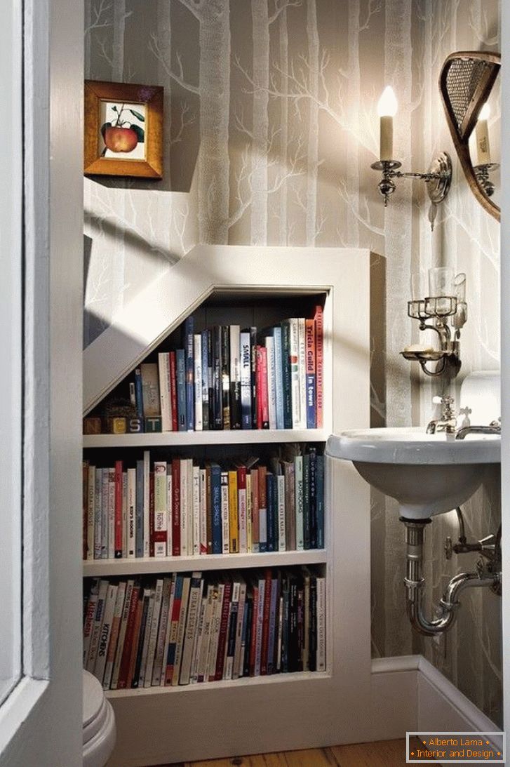 Built-in shelves for books in the bathroom