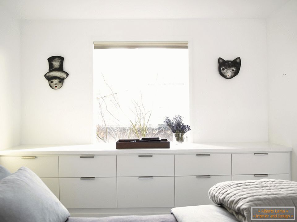 Interior of a cozy little bedroom в белом цвете