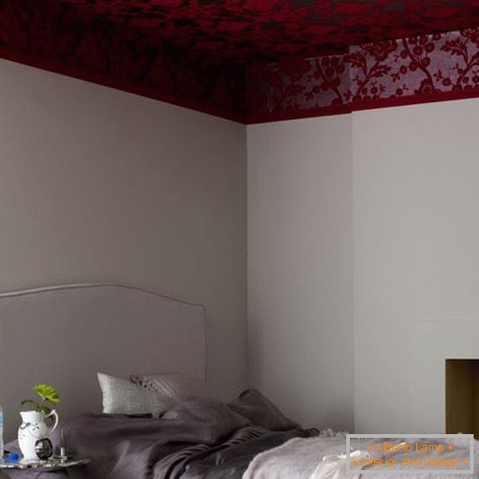 Paste the ceiling with wallpaper