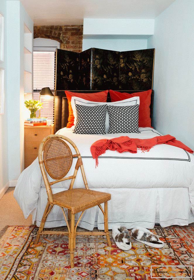 Bright accents in the design of a small bedroom
