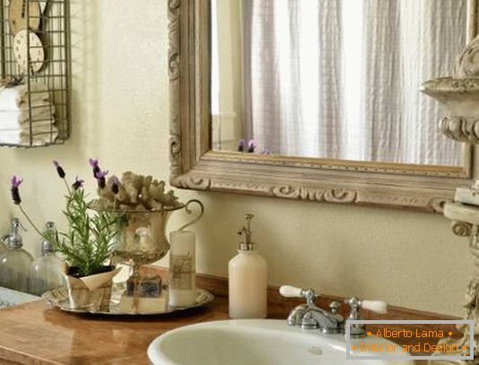 Beautifully decorated bathroom