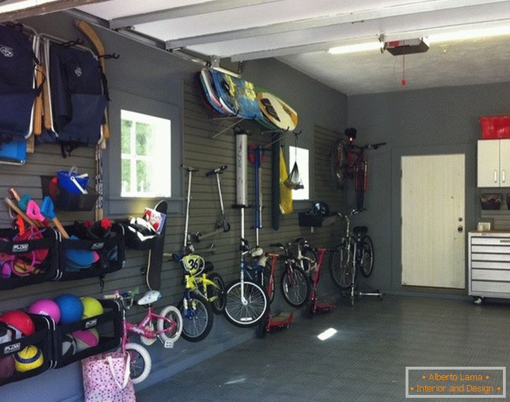 Велосипеды на стене at гараже