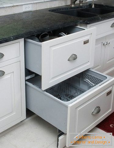 Organizer for storing dishes in the kitchen