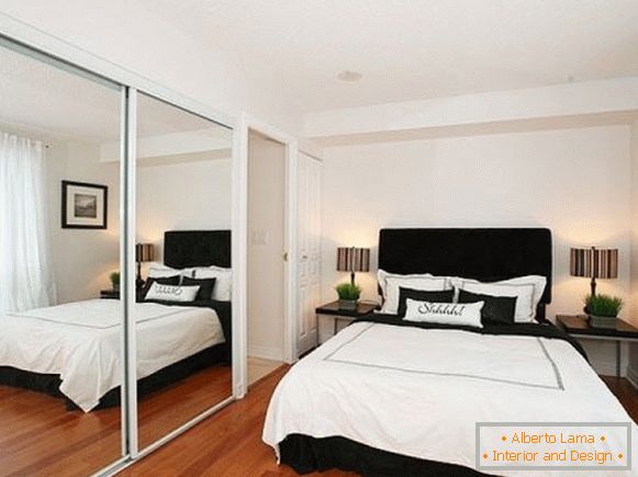 Mirrored closet in the bedroom