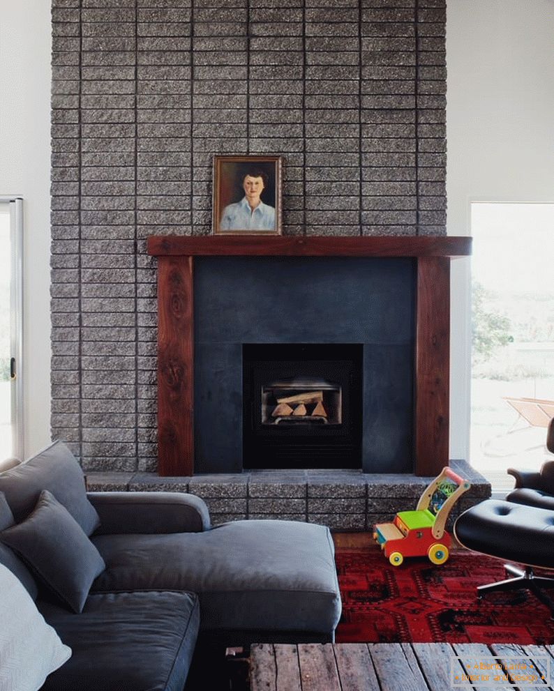 Minimalism in the decoration of the fireplace