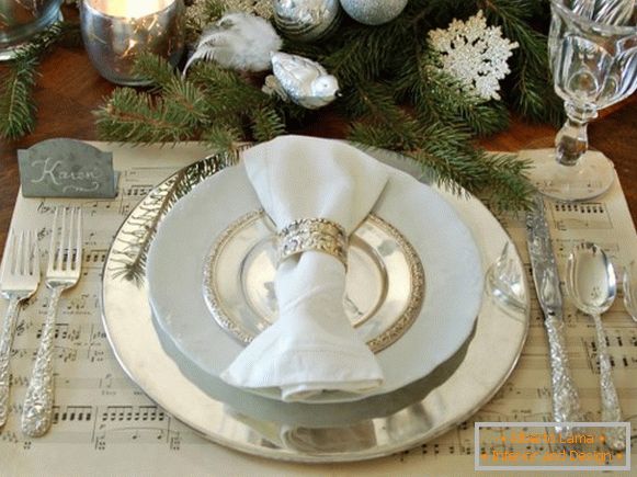 Decoration of the table for the New Year 2015
