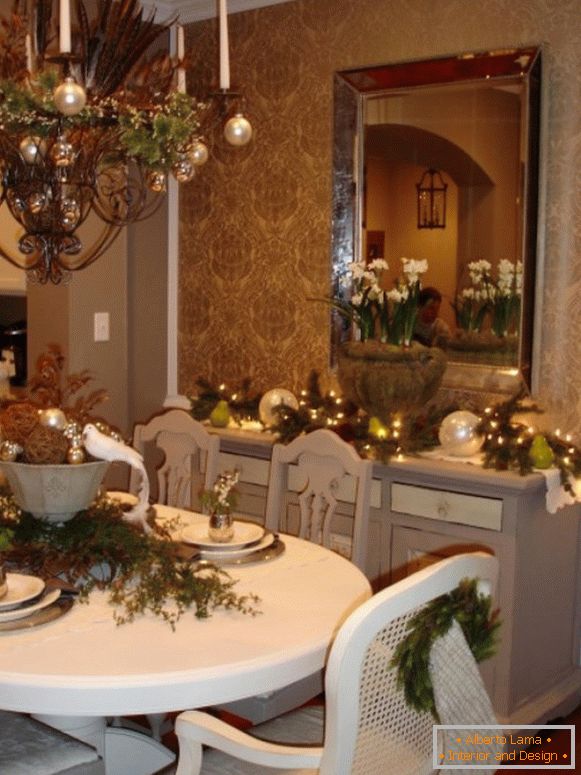 White, silver and green table decorations