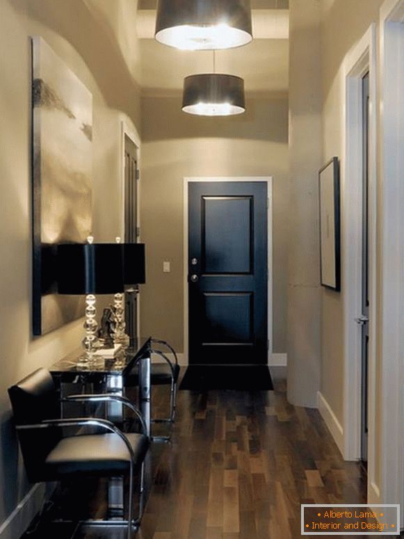 Small entrance hall in dark colors