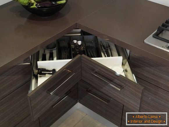 corner-drawers-in-the-kitchen