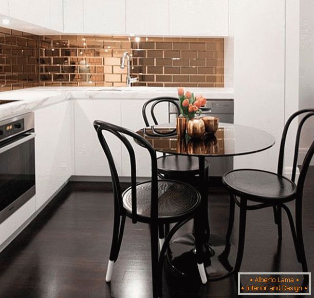 Kitchen design with metalized apron