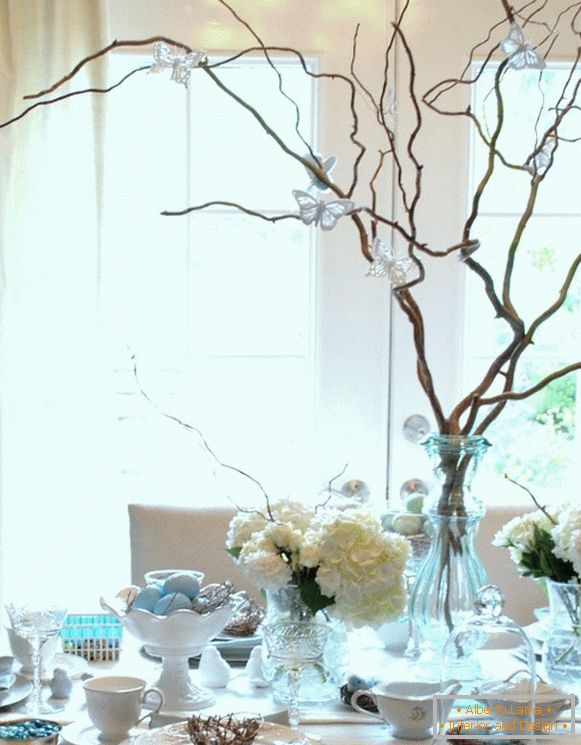 Decor with branches and fresh flowers