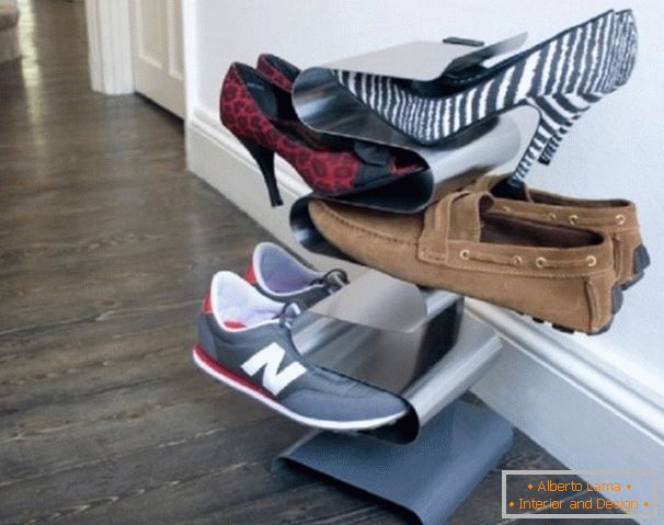 Vertical shoe shelf