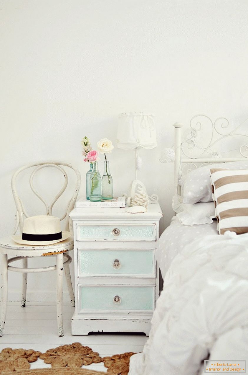 Do not be afraid of white in the interior of your bedroom