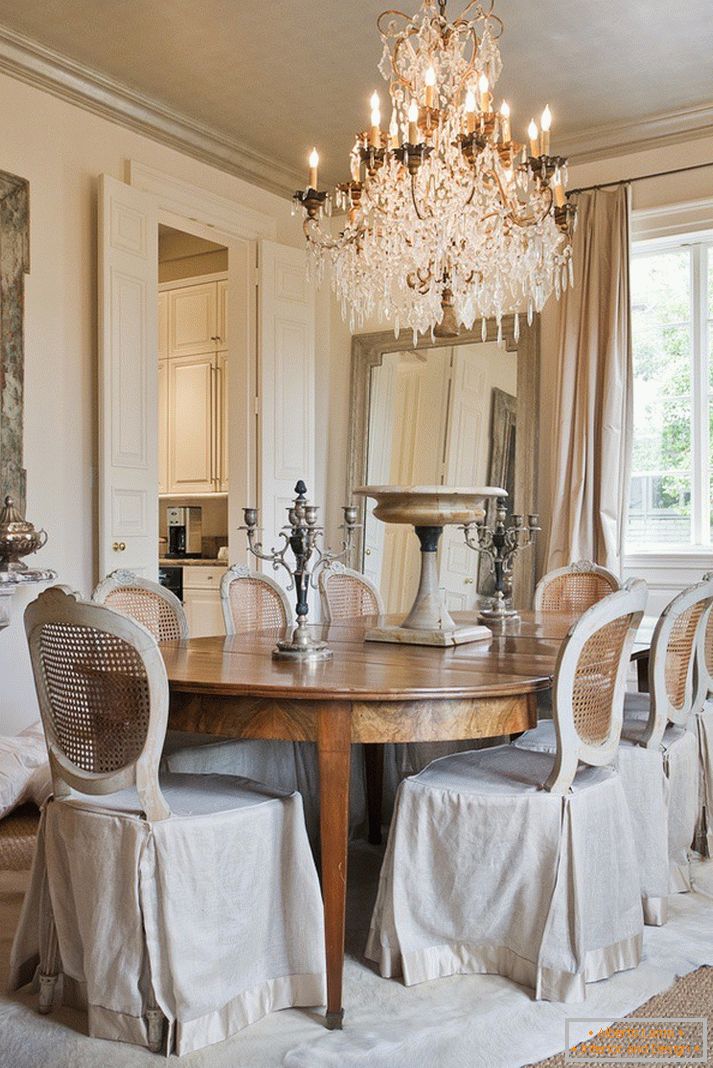 A huge crystal chandelier in the dining room