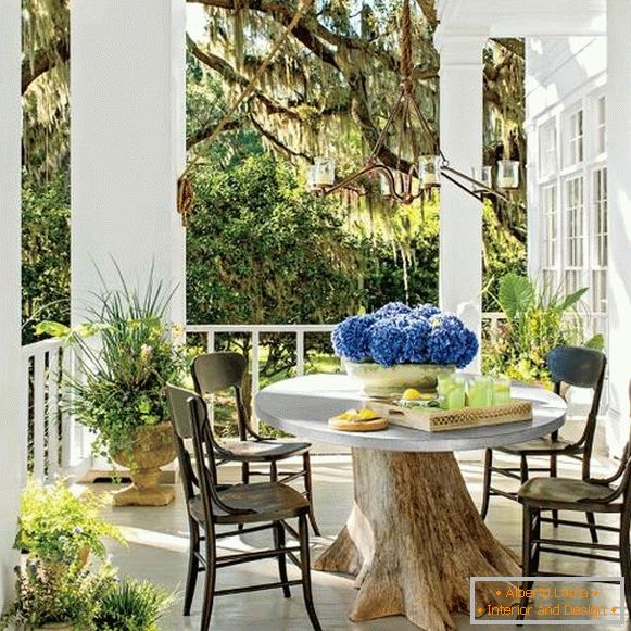 Table from the trunk of a tree for a veranda