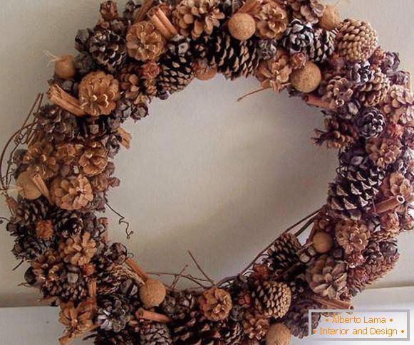 How to make an autumn wreath of cones for decorating a house