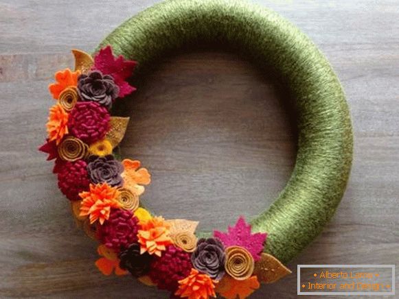 Autumn wreath of felt and thread for knitting