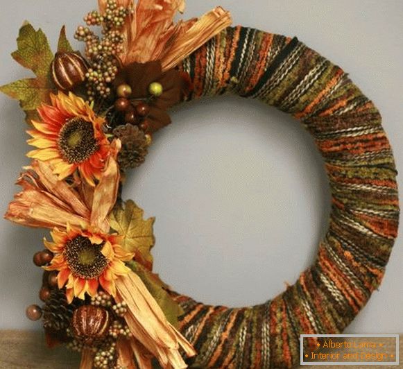 How to make an autumn wreath on the door of threads, paper and other materials
