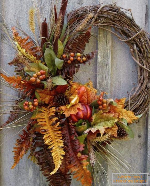 Autumn wreaths of natural material - a selection of photos