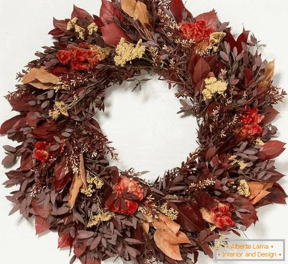 How to make an autumn wreath for interior decoration