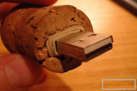 Flash drive in wine stopper