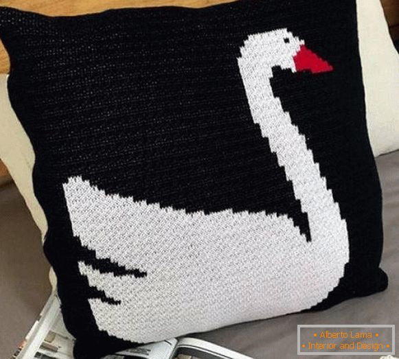 Black and white cushions for the sofa with their own hands - photo