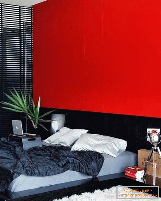 Red wall as the main accent in the bedroom