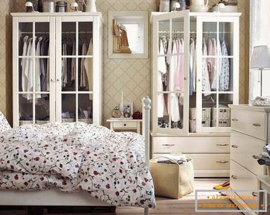 Exquisite white bedroom furniture (wardrobes and chest of drawers)